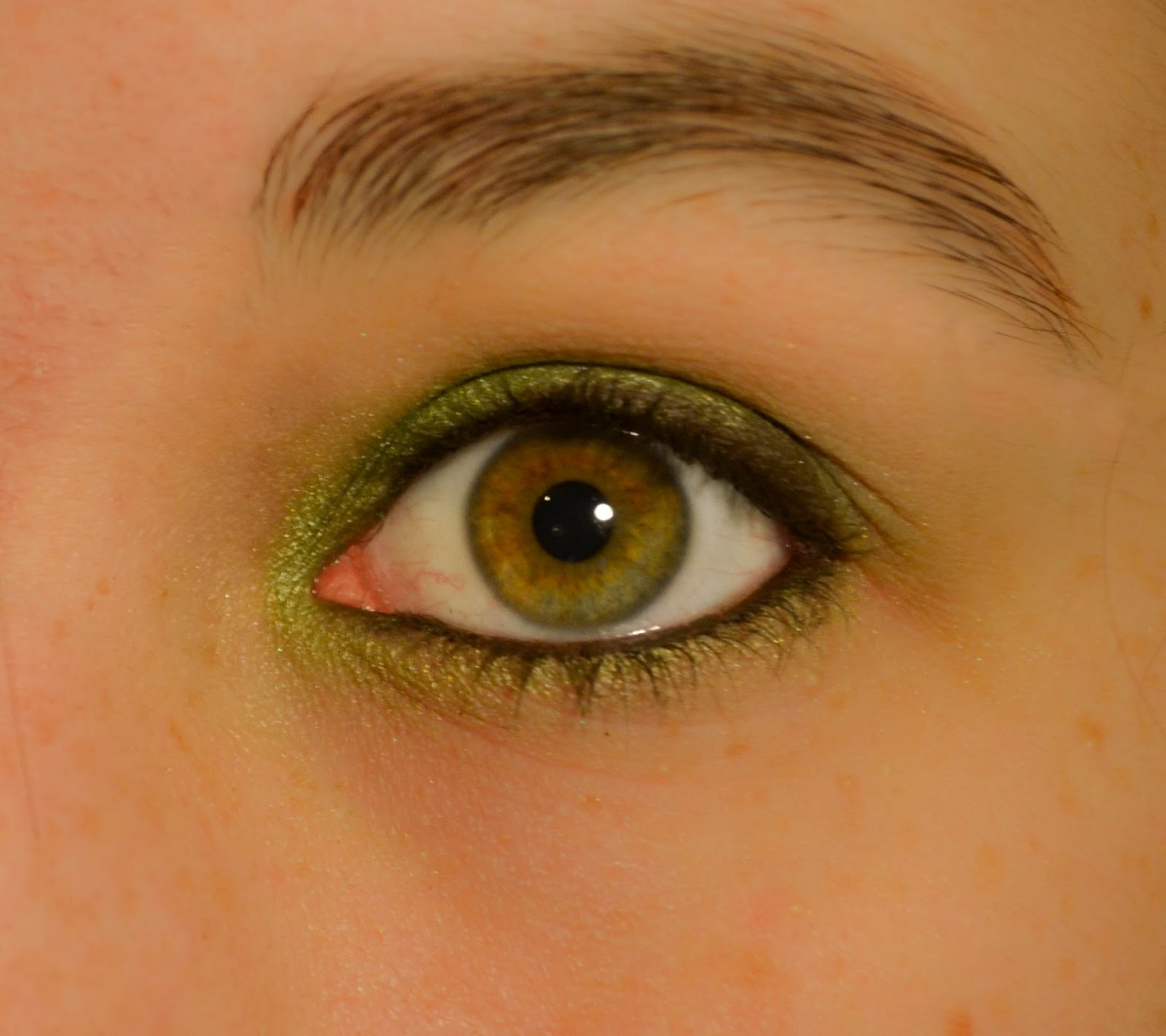 Зеленые глаза на свету. Болотно зеленые глаза. Жёлто-зелёный цвет глаз. Болотный цвет глаз. Болотно зеленый цвет глаз.