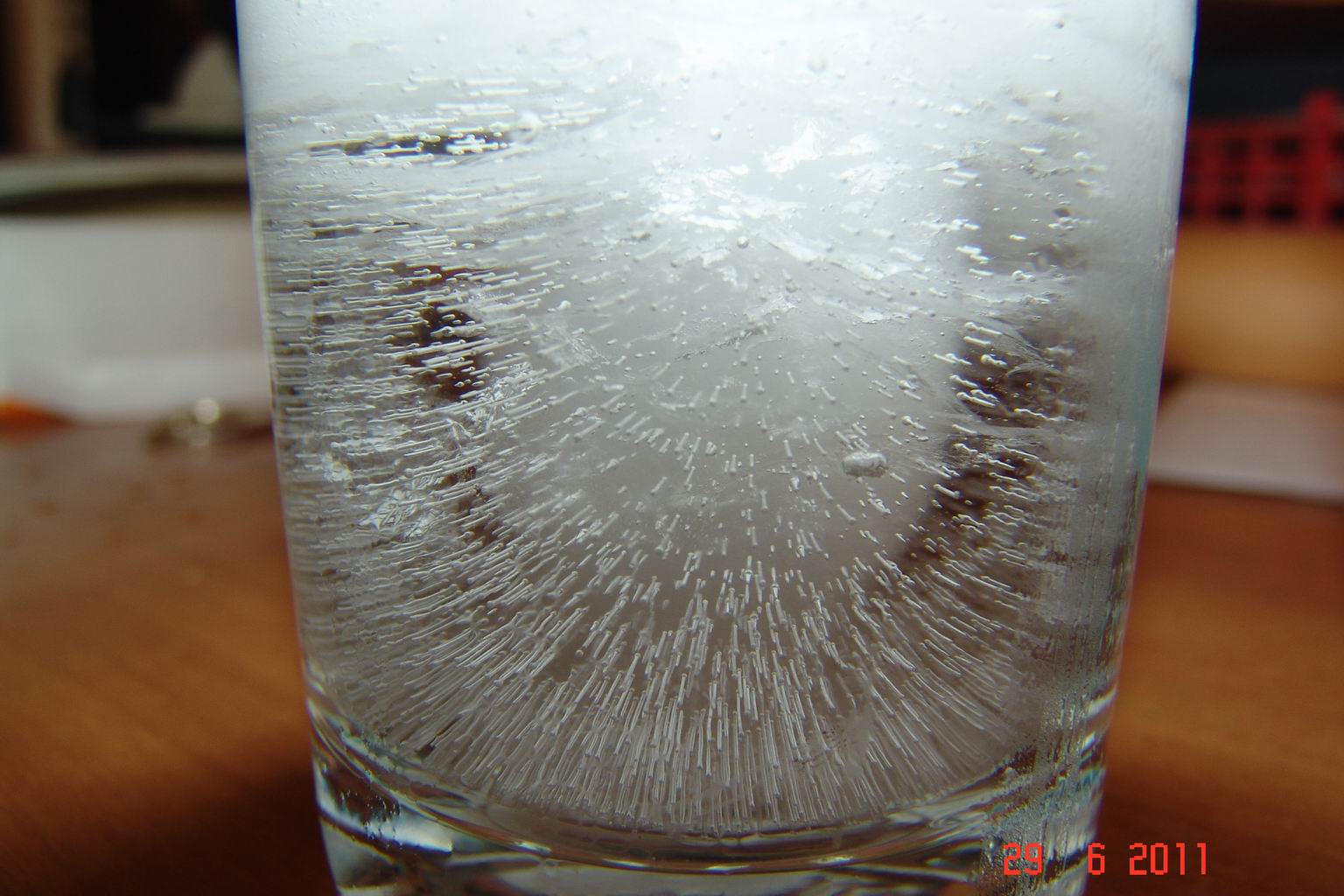 Протиевая вода. Замороженная вода. Замерзшая вода в стакане. Фото замороженной воды. Сверхохлаждение воды.