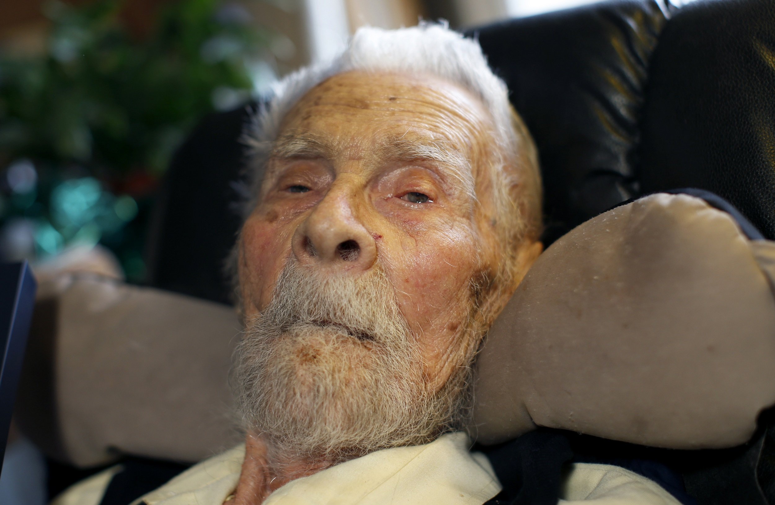 Умер самый старый в мире. Самый старый дедушка в мире. Самый старый человек в мире. Самый старый мужчина в мире.