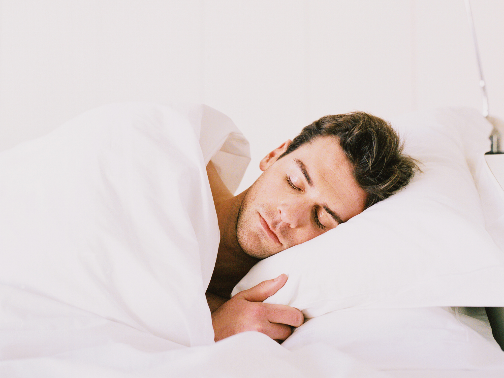 Приснился спящий муж. Спят в постели. Душит полотенцем во сне. Sleepy man thinking.