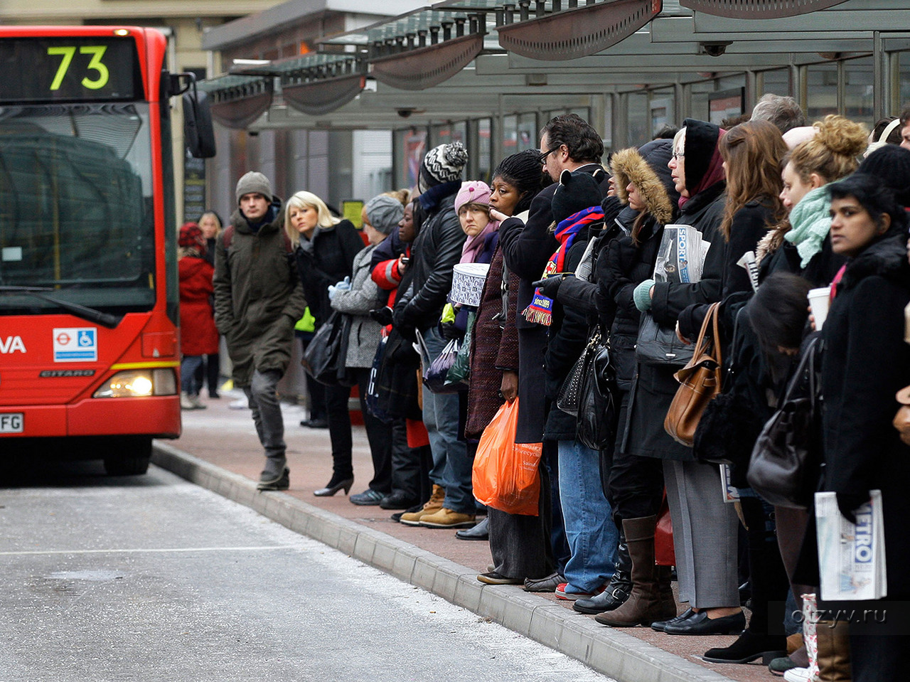 Wait for result. Очереди на автобус в Британии. Много людей на остановке. Люди ждут автобус. Пассажиры на остановке.