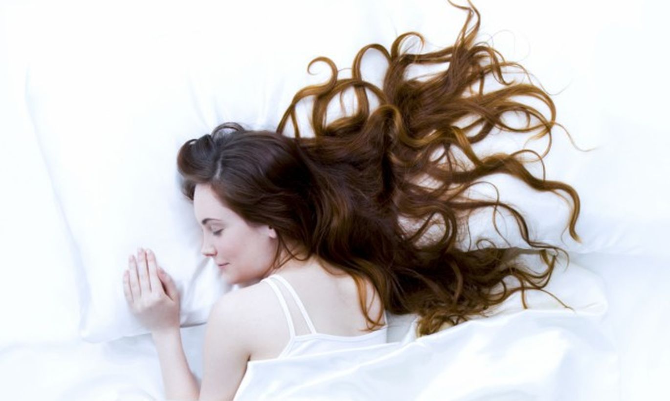 Снятся выпавшие волосы во сне женщине. Волосы на подушке. Длинные волосы. Девушка волосы на подушке. Длинные волосы лежат.