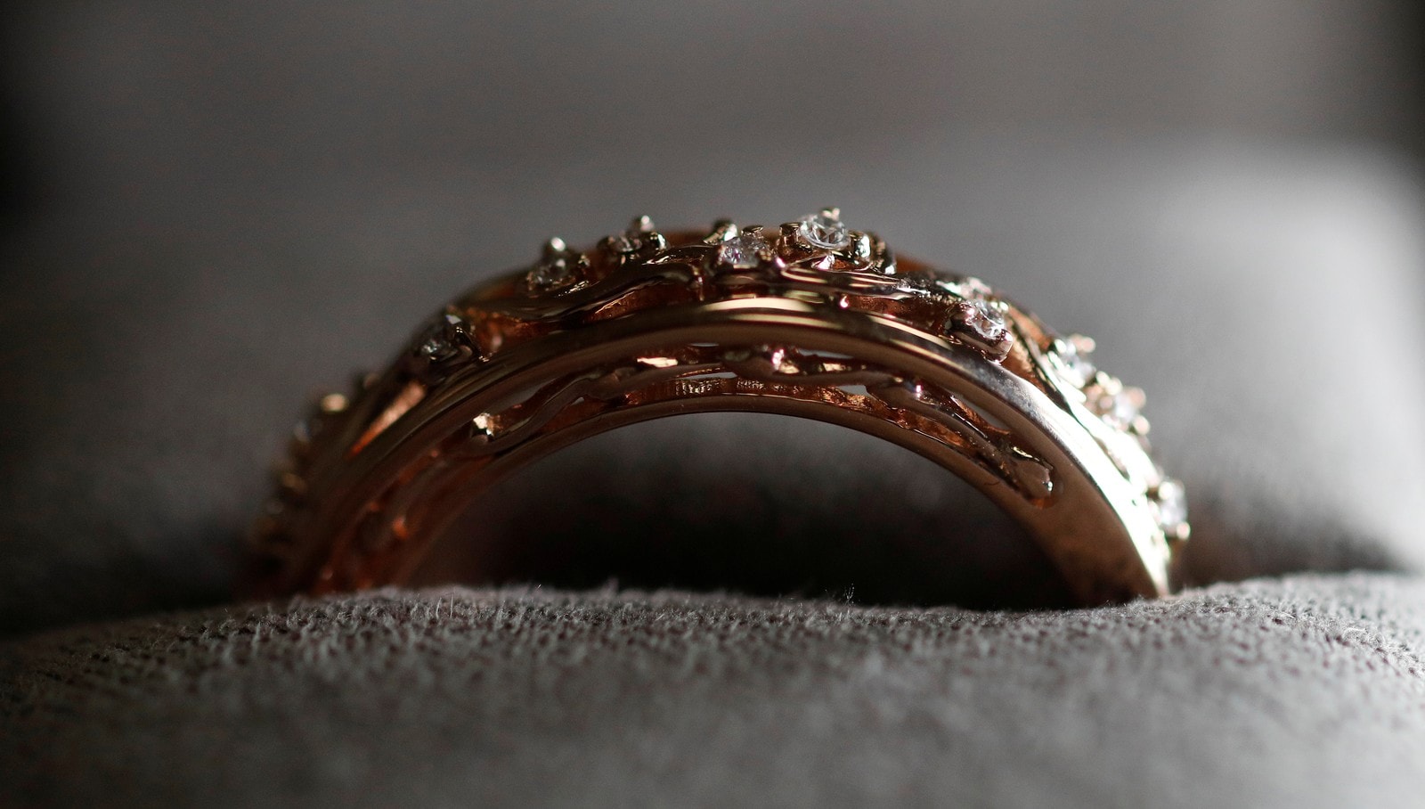 Сломанное кольцо. Сломанное обручальное кольцо. Видеть во сне сломанное кольцо золотое. К чему снятся девушке обручальные кольца. К чему снится золотое кольцо незамужней
