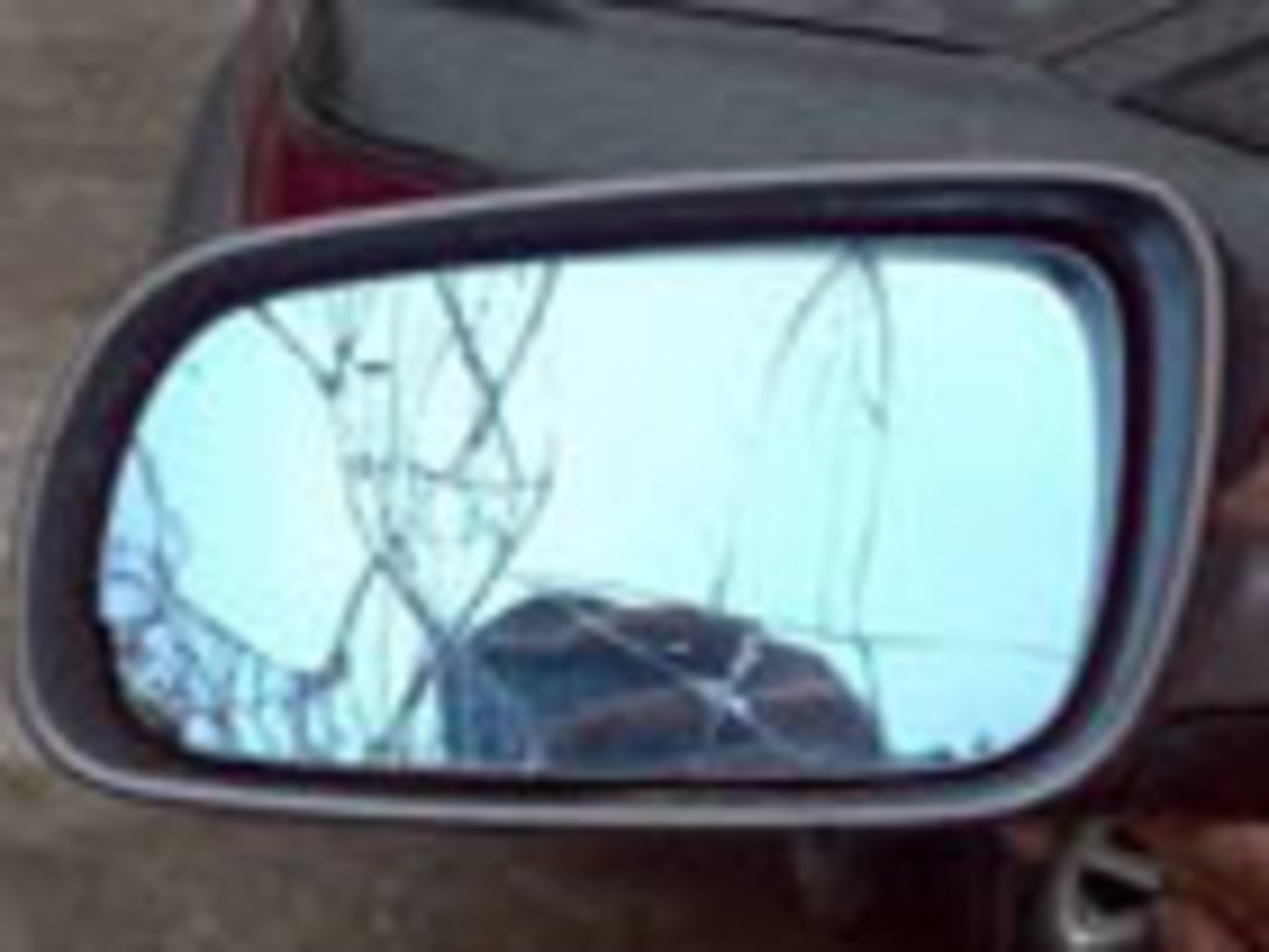 Разбитые зеркала во сне к чему снится. Зеркала автомобиля разбитые. Разбитое боковое зеркало автомобиля.