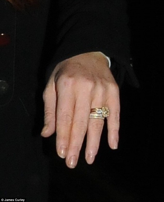 Почему обручальное кольцо носят на левой руке