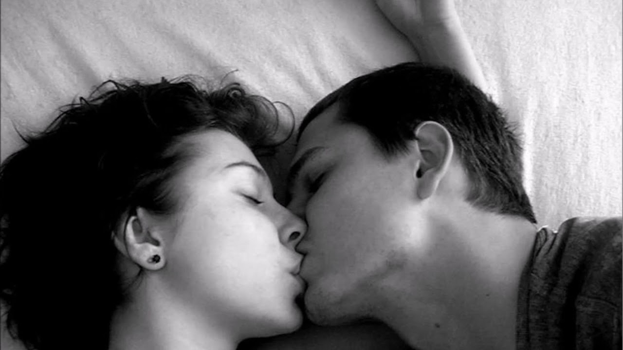 Целуют во сне к чему снится женщине. Поцелуй во сне. Поцелуй в губы во сне. Сон целует знакомый мужчина. Приснился поцелуй в губы с парнем знакомым.