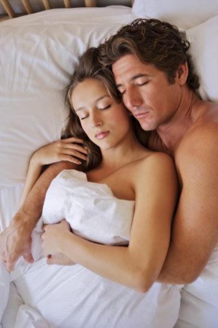 В постель с бывшей женой. Трое в постели. Мужчина и женщина в постели. Девушка на плече у мужчины в кровати. Сон на плече у любимого.