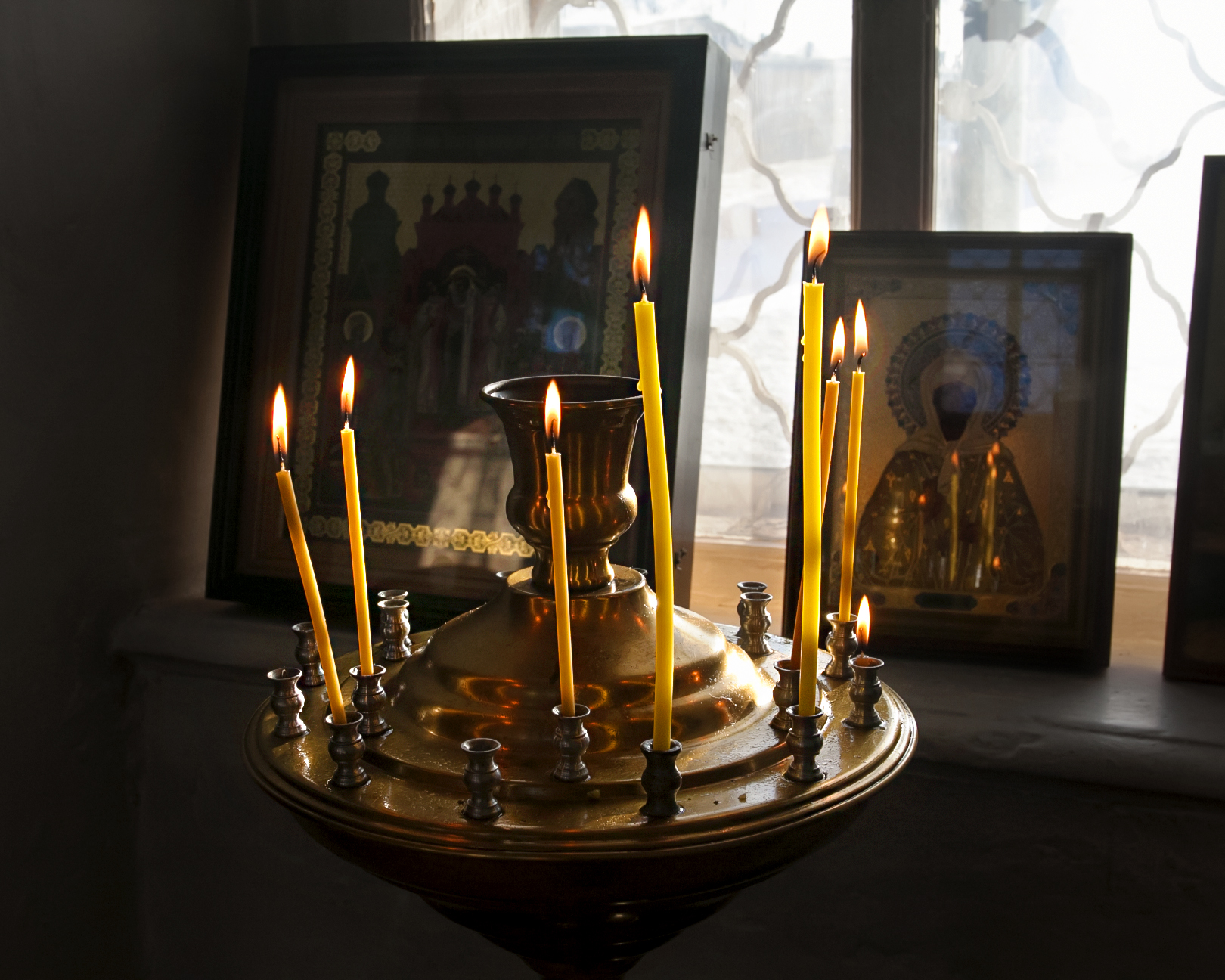 Как почистить человека от негатива церковной свечой и молитвой по фото