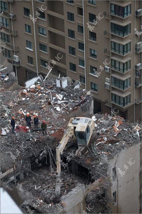 Приснился разрушенный дом. Разрушение домов в Китае. Упавший дом в Китае. Снесенный дом Китай.
