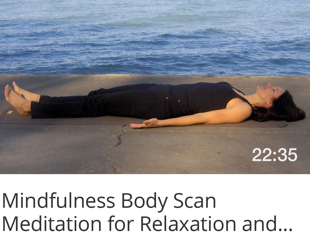 Сильно ее лежа. Медитация лежа на спине. Полное расслабление. Аутогенная тренировка упражнения на расслабление. Человек лежа релаксирует.