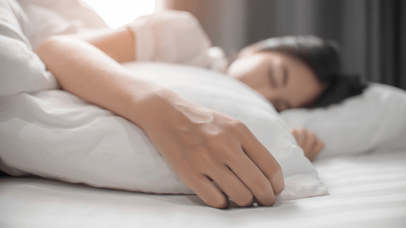Почему немеют кисти рук: неудобное положение во сне