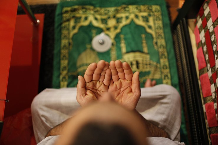 Мусульманин читает сура перед сном