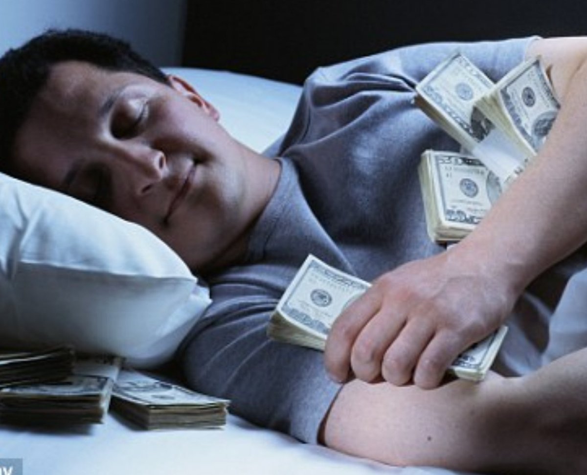 Сон большие купюры. Лежат на деньгах. Обнимает деньги. Мужчина занимает деньги. Спящие деньги.