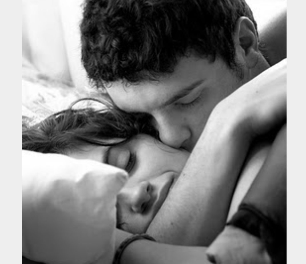 Сон знакомый обнимал. Самые нежные объятия. Поцелуй в постели. Утренний поцелуй. Нежности в постели.