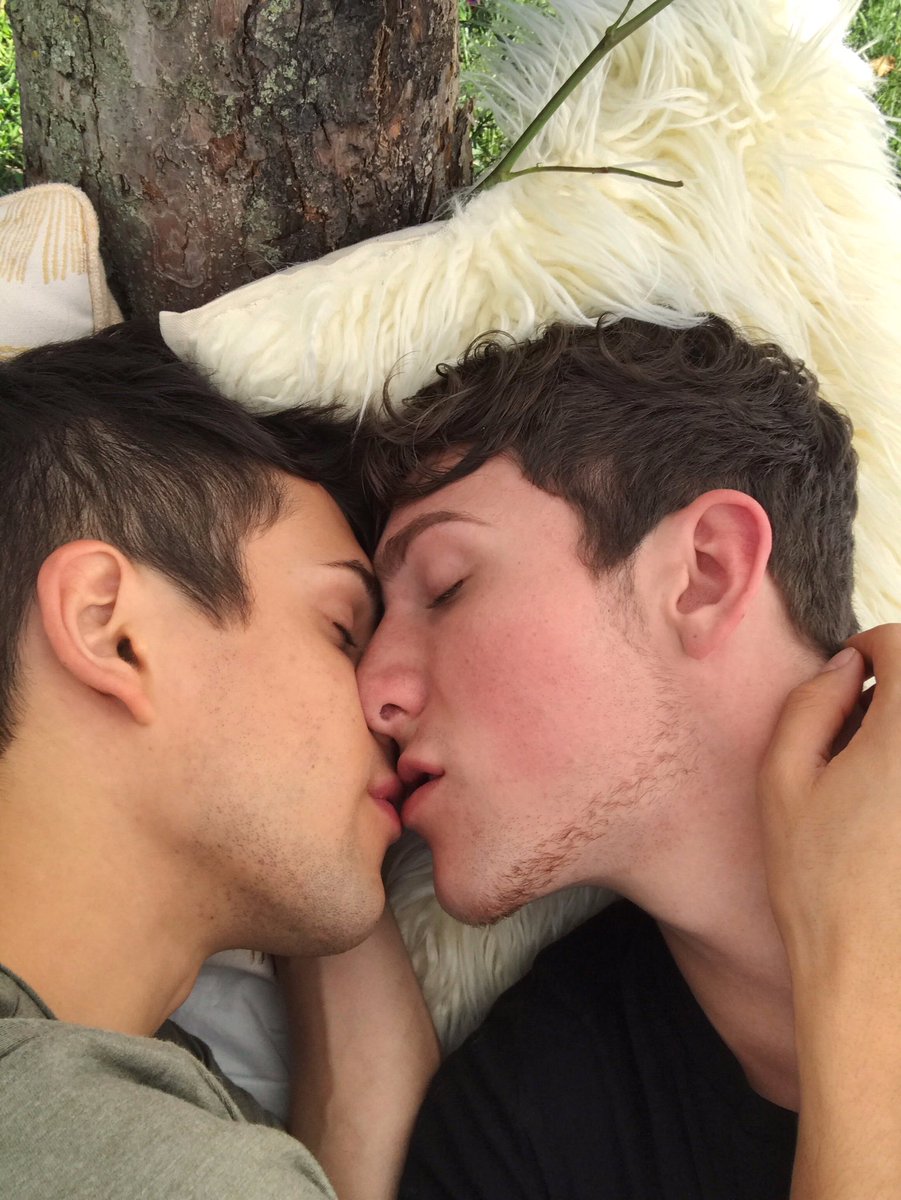 парень целует парня гей фото 64