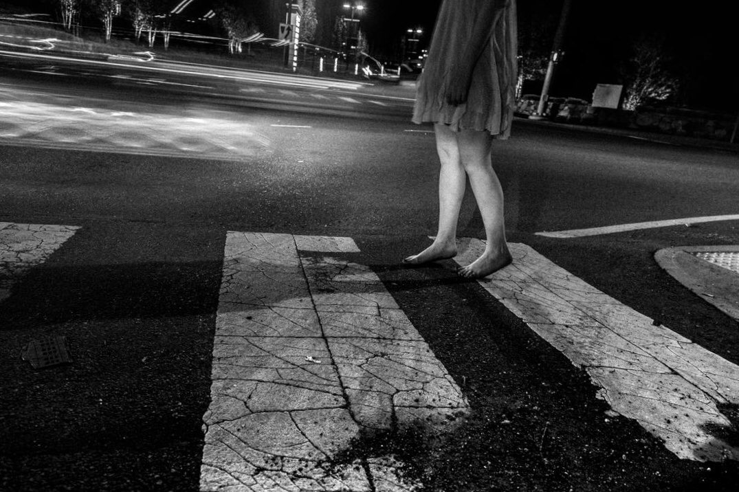 Песни шла босиком вдоль ночных дорог. Девушка ночью босиком. Девушка босиком по дороге. Девушка идет босиком. Девушка идет по тротуару.