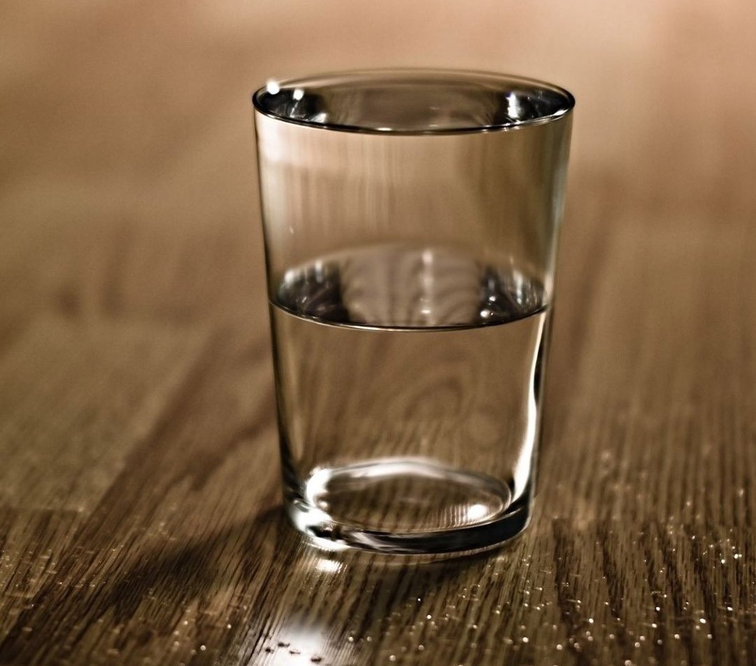Ставят стакан воды и хлеб. Практика стакан воды. Наклоненный стакан с водой. Стакан воды стильные картинки. Мальцевское стакан воды.