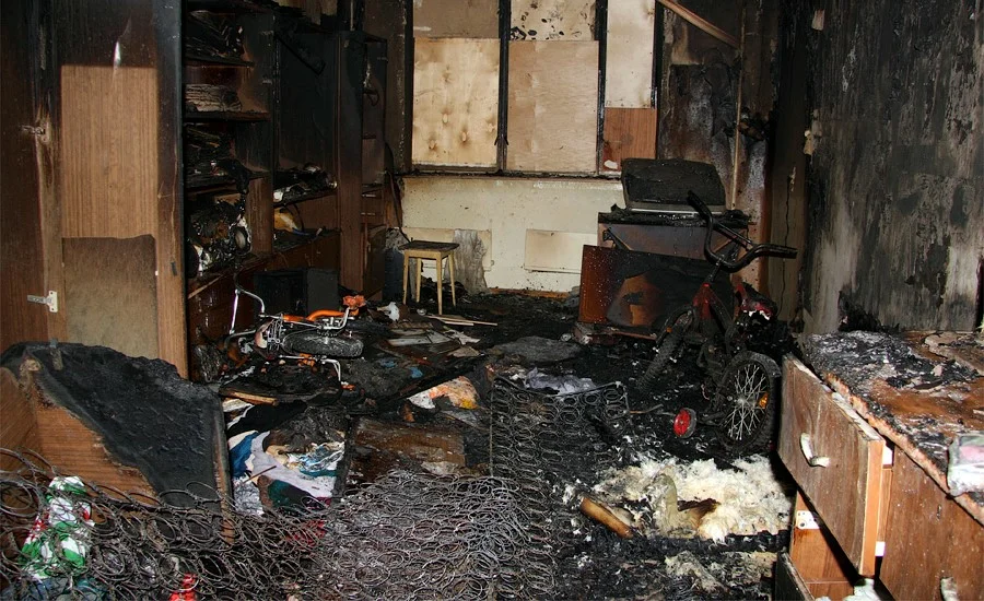 Квартира после пожара. Сгоревший дом внутри. Сгоревшая комната