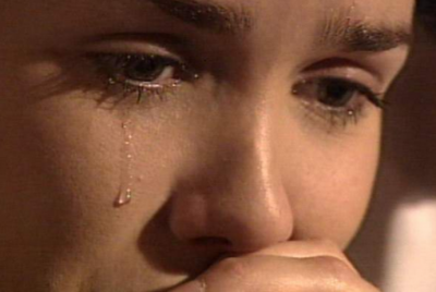 Плачет девушка при стрессе