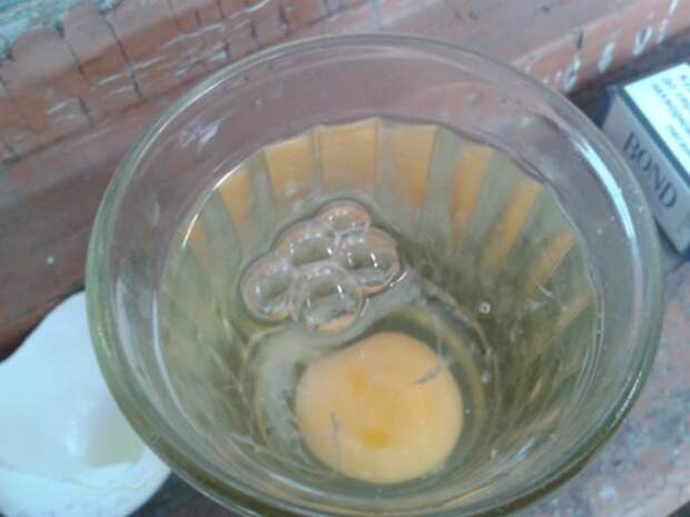 Снятие яйцом в воде. Выкатывание порчи яйцом. Выкатывание яйцом порчи и сглаза. Желток при выкатывании яйцом.