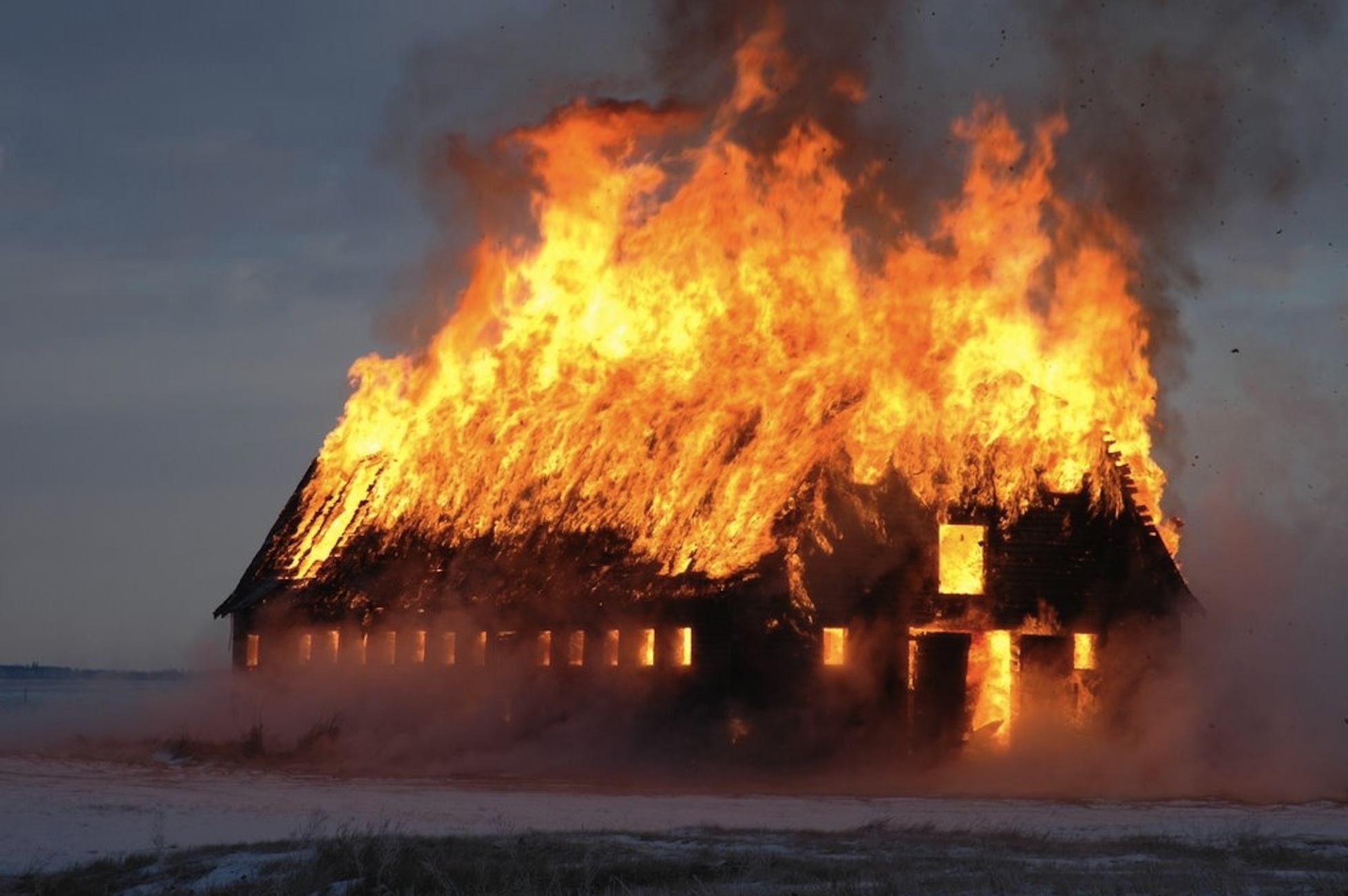 К чему снится что горит человек. Горящий дом. Горящий деревянный дом. Дом горит. Дом в огне.