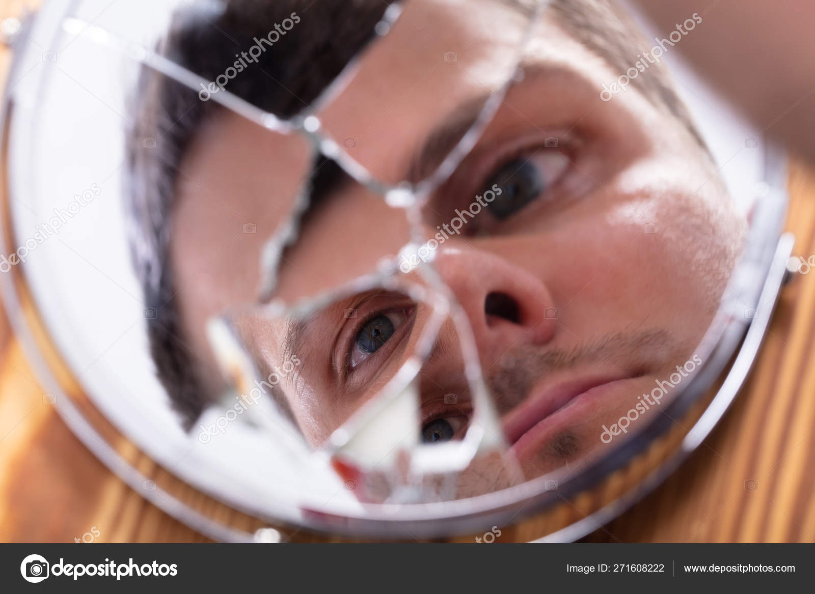 Лицо в разбитом зеркале