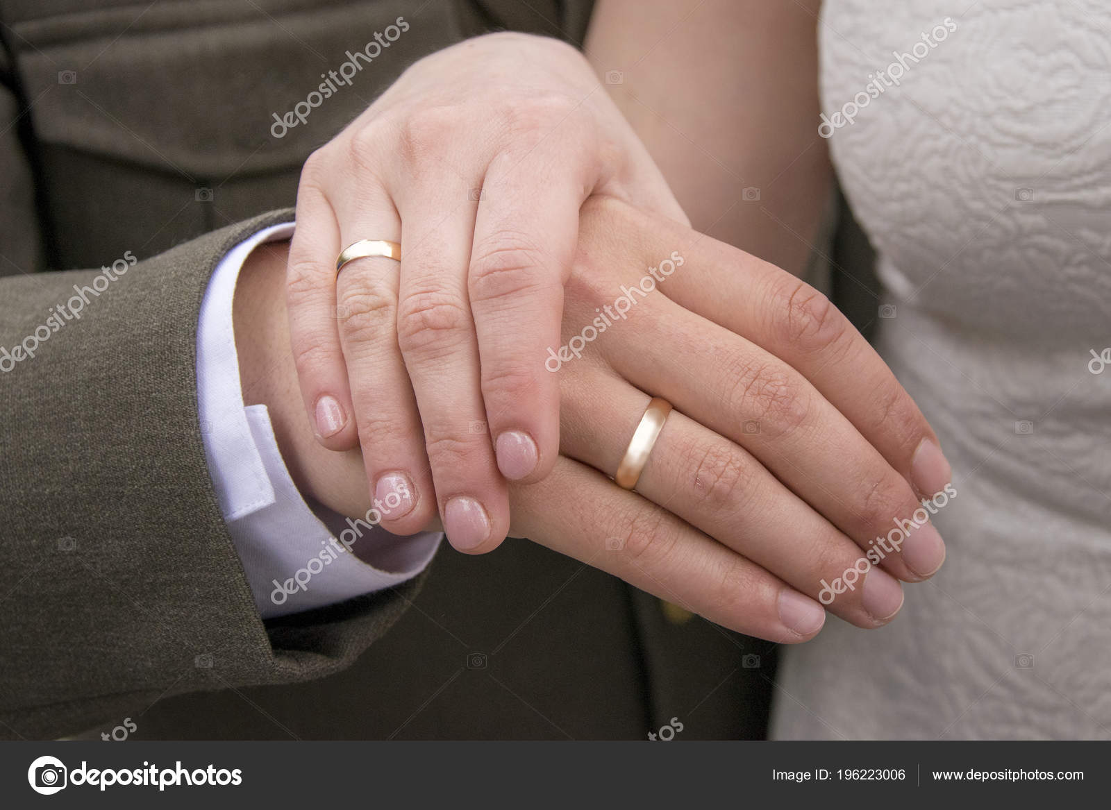 Русские жены мужа пальцем. Обручальное кольцо на руке мужчины. Золотые обручальные кольца на руках. Мужское обручальное кольцо на пальце. Мужские обручальные кольца на руке.