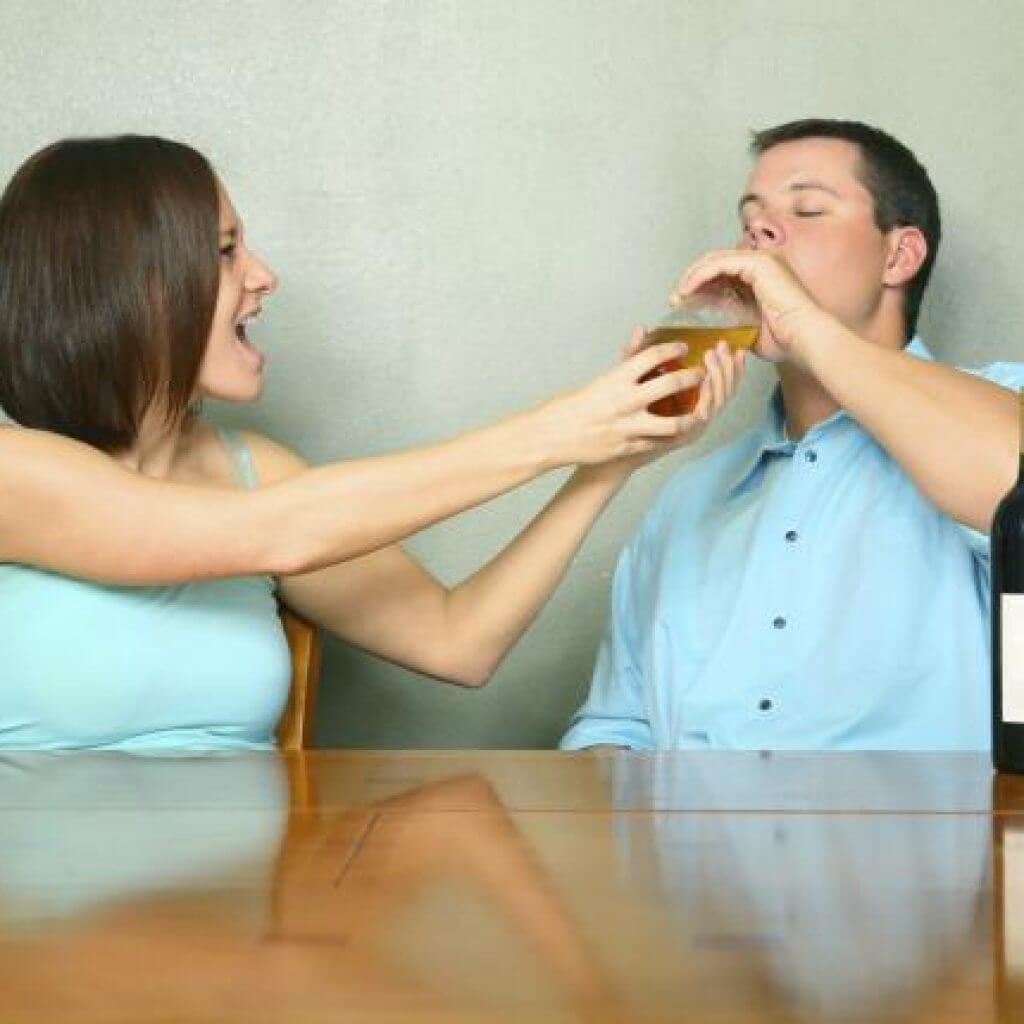 Совет психолога пьющий муж. Женский и мужской алкоголизм. Муж пьет. Мужчина и женщина алкоголь.