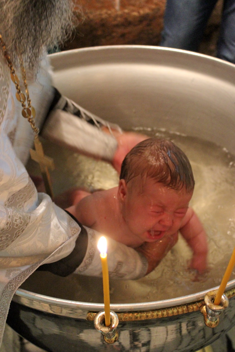 Можно крестить во время поста. Крещение младенца. Крещение ребенка в храме. Крещение грудничка. Крещение мальчиков в церкви.