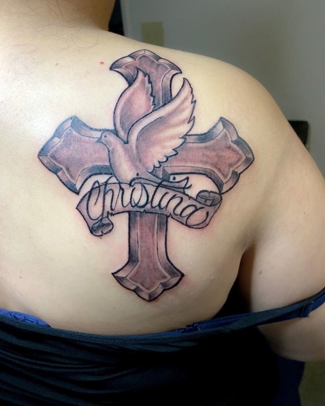 Татуировка креста с голубем на лопатке