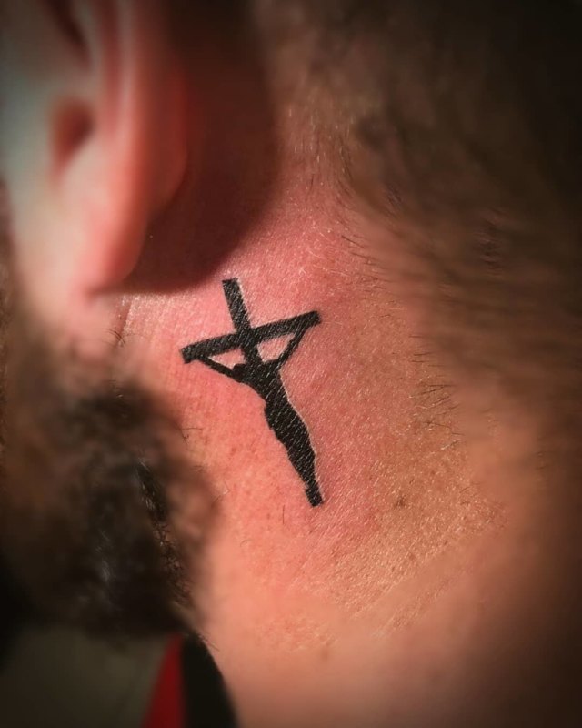 татуировка распятие на кресте за ухом