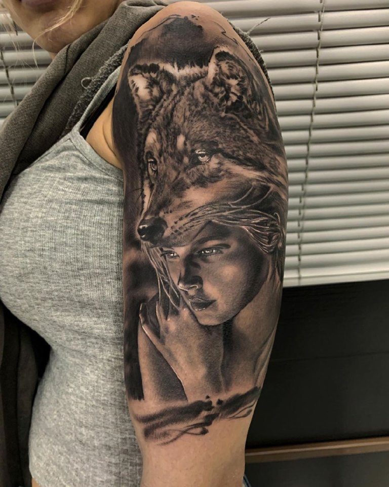 татуировка волка на руке у девушки