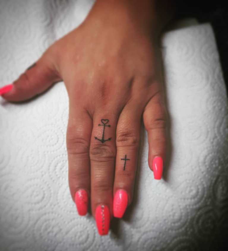 татуировка крест на пальце