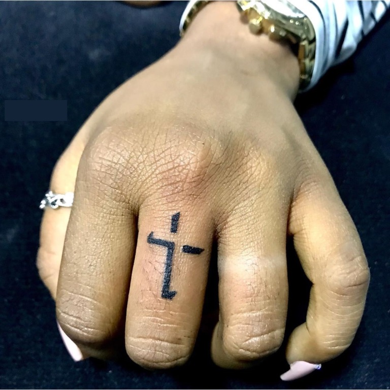 крест на пальце тату значение на зоне
