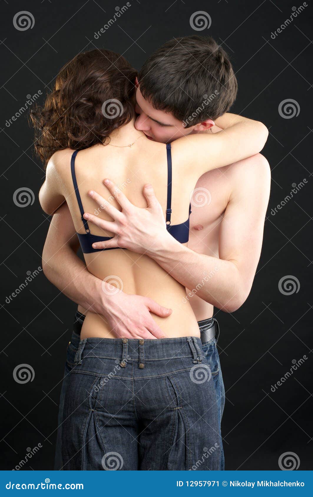 парень при поцелуй трогает грудь фото 3