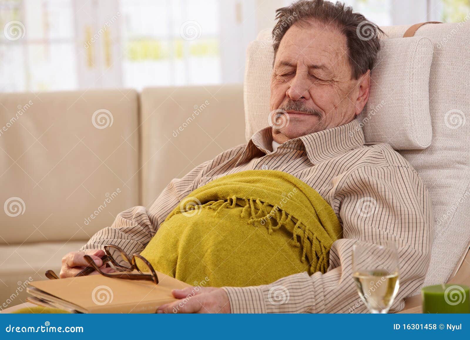 Дед спит в кресле