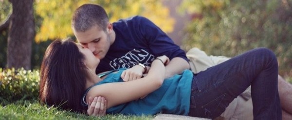 Девушка целуется с симпатичным мужчиной
