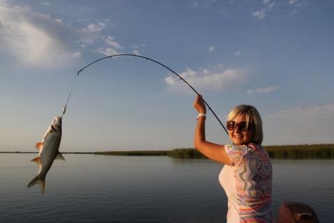 Девушка ловит рыбу