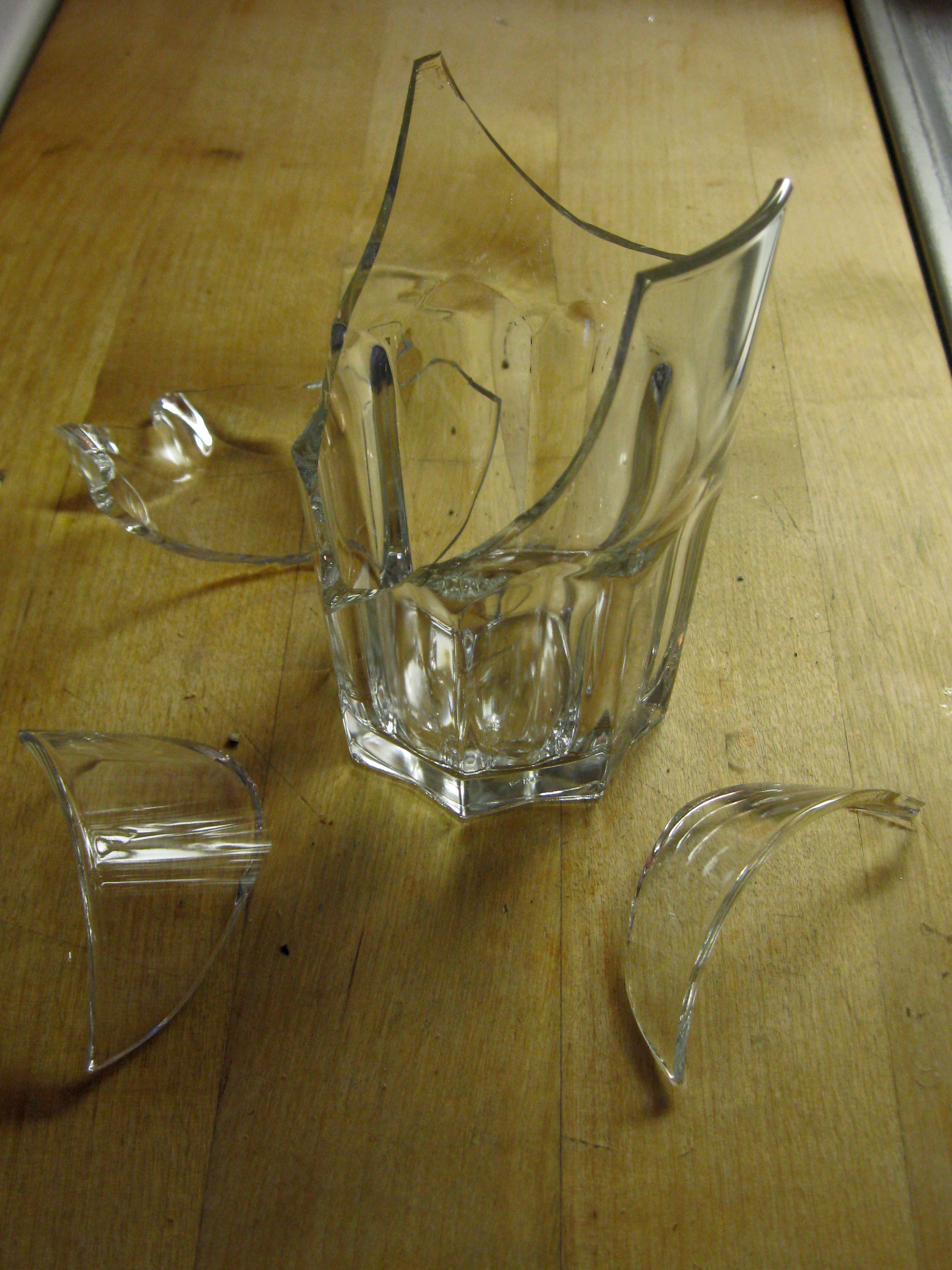 Разбитый стакан