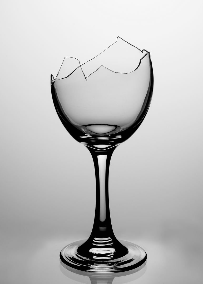 Разбилась стеклянный стакан. Треснутый бокал. Разбивающийся бокал. Стеклянные предметы.