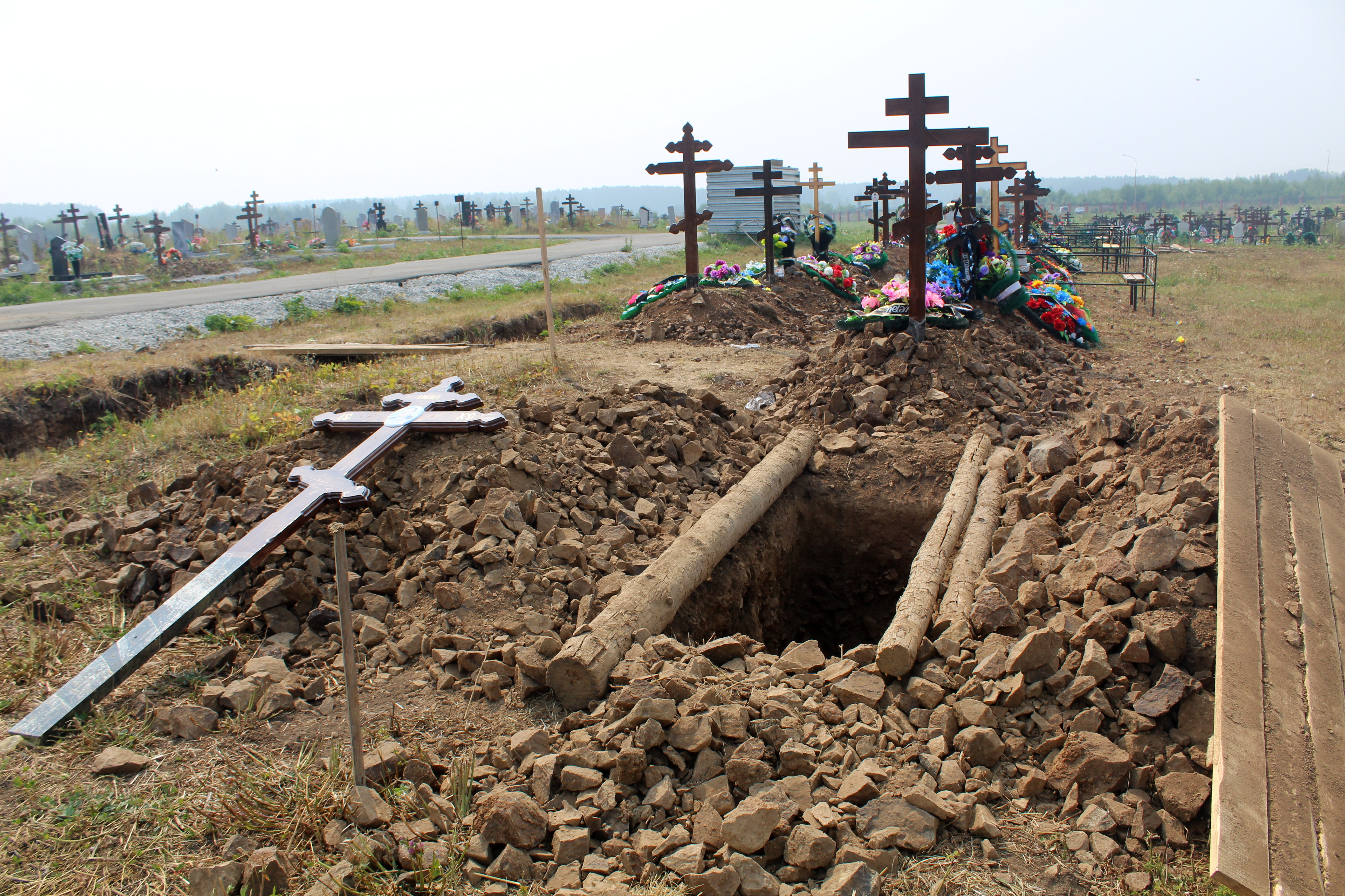 Заболотьевское кладбище памятники. Вырытая могила.
