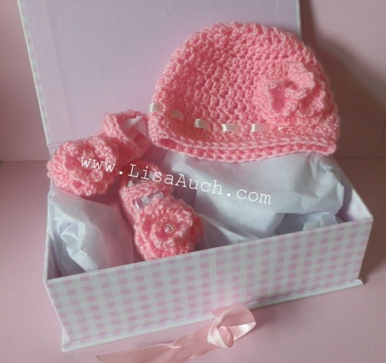 Newborn-Hat-and-Booties-Free-Crochet-Pattern-550x516