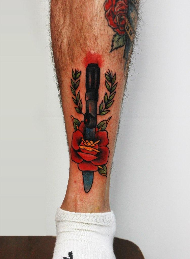 Художественная татуировка «Нож с розой»