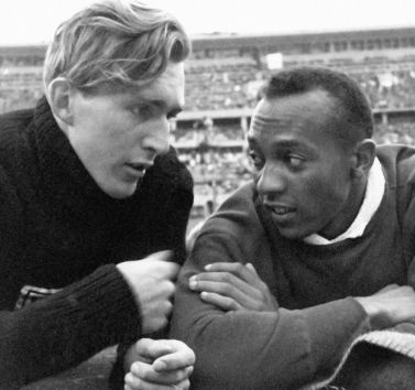 Джесси Оуэнс. Чернокожий легкоатлет, который взял 4 золота на Олимпиаде-1936 и прилюдно унизил Гитлера.